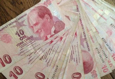 الليرة التركية تتراجع لمستوى قياسي وسط قلق بشأن الاقتصاد