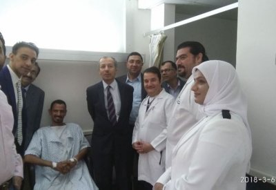 د.العوضي يقوم بزيارة تفقدية لمرضى أجروا عمليات زراعة الكلى