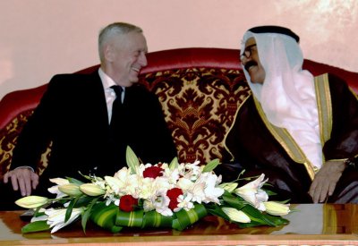سعادة وزير شؤون الدفاع في مقدمة مستقبلي السيد جيمس ماتيس وزير الدفاع الأمريكي‎	