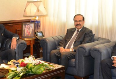 ميرزا يبحث فرص الاستثمار في مشاريع الكهرباء والماء مع مؤسسة الخليج
