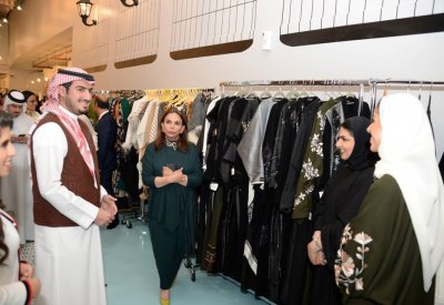 ‏‎رئيس هيئة السياحة يدشن فعالية (ارتيزانا الرائد المبدع 973+) plus 973 Market