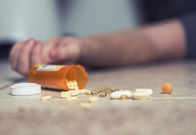 براءة آسيوي من تعاطي مؤثر عقلي جلبه في حقيبة لصالح سيدة