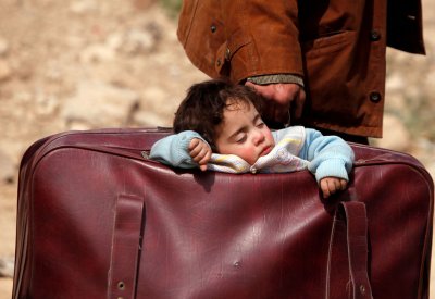 صور.. طفل الحقيبة يحرق القلوب والويلات لا تعرف البراءة!