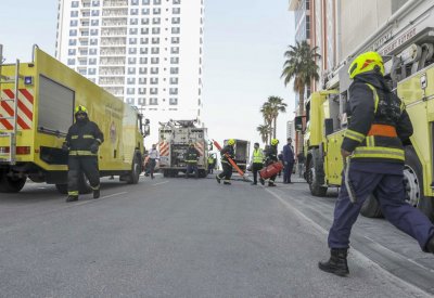 الدفاع المدني يجري تمرين حريق وهمي بأحد المباني