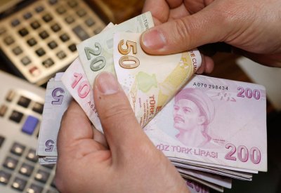 هبوط الليرة التركية إلى مستوى قياسي