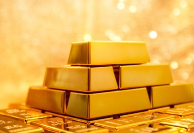 الذهب يهبط لليوم الرابع مع بقاء الدولار قويا