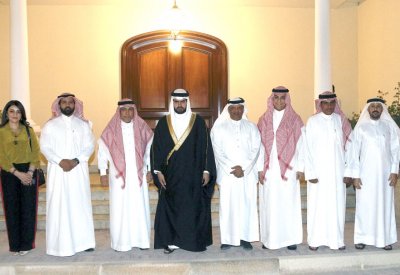 سمو الشيخ عيسى بن علي يستقبل وفدا من مؤسسة الأمير محمد بن فهد بن عبدالعزيز للتنمية الإنسانية
