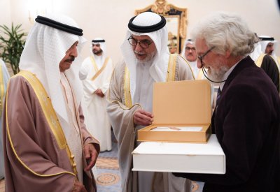 سمو رئيس الوزراء يتسلم كتاب "المحرق..مهد المملكة" وكتاب "دليل الجيب لطيور البحرين"