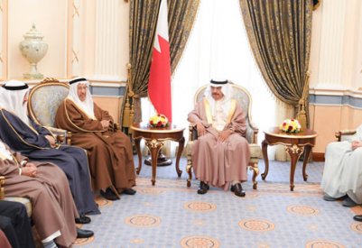 سمو رئيس الوزراء يستقبل عددا من أفراد العائلة المالكة بحضور سفير الكويت