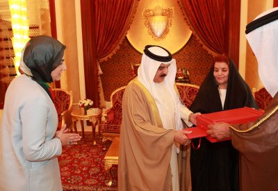 الملك دور نبيل للمرأة في عملها ورعايتها لأسرتها
