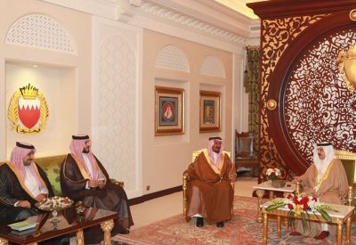 العاهل يستقبل الشيخ حمد بن راشد بن الجبر النعيمي وأبناءه