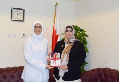 الأحمد تشيد بإسهامات ومبادرات الكوادر التمريضية وتتسلم كتاب حول "دور ممرضات الصحة المدرسية"
