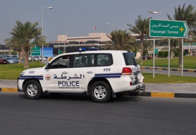 (أمن المنافذ): القبض على مسافر من جنسية أوروبية سرق حقيبة مواطنة قبل إقلاع الطائرة للبحرين