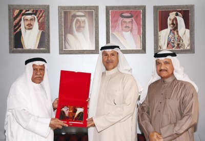 محافظ العاصمة يتسلم كتاب "إضاءات في حياة المغربي" ويشيد بجهود المؤلف