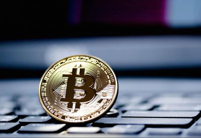العملات الرقمية تلتقط أنفاسها بعد موجة خسائر عنيفة