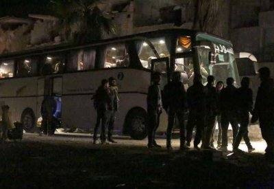 مغادرة أول دفعة من المقاتلين والمدنيين من جنوب الغوطة
