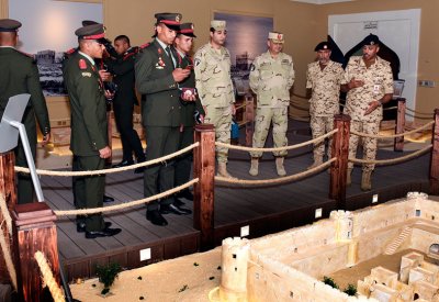وفد مصري يقوم بزيارة إلى المتحف العسكري لقوة دفاع البحرين