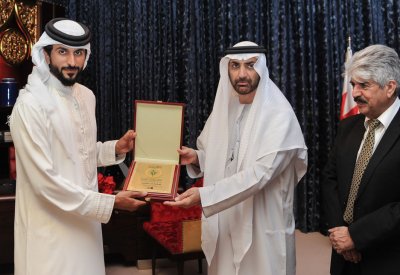 سمو الشيخ ناصر بن حمد ينقل تحيات جلالة الملك للدكتور الشيخ عبدالعزيز بن علي