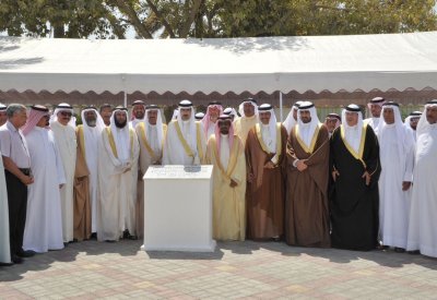 سمو الشيخ خليفة بن علي يضع حجر الاساس لتوسعة جامع الشيخ محمد بن خليفة آل خليفة بالبديع 