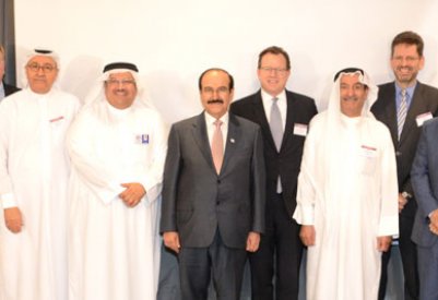 ميرزا يقدم عرضا مرئيا حول الطاقة المتجددة في البحرين