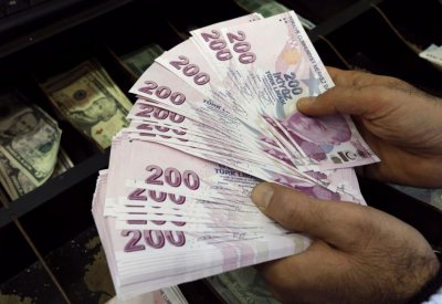 الليرة التركية تتراجع إلى 4 ليرات للدولار بفعل المخاوف