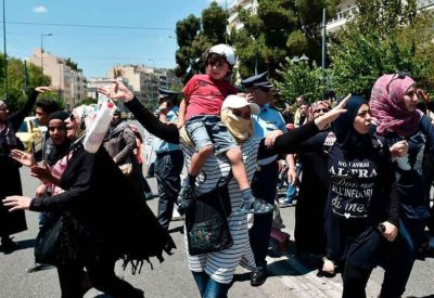 اللاجئون يقودون ثورة خصوبة بألمانيا.. ومنافسة تركية سورية