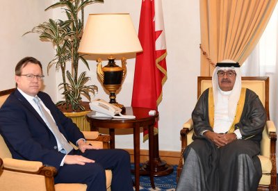 سمو الشيخ علي بن خليفة نائب رئيس مجلس الوزراء يستقبل السفير الأمريكي