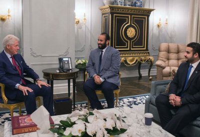 ولي العهد السعودي يلتقي الرئيس الأميركي الأسبق كلينتون