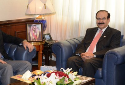 وزير الكهرباء يتلقى تهنئة منسق الأمم المتحدة على توصيل اول البيوت بالطاقة الشمسية