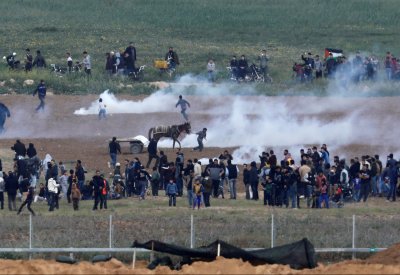 فلسطين تخرج بـ"مسيرة العودة".. وإسرائيل تقتل 3 متظاهرين