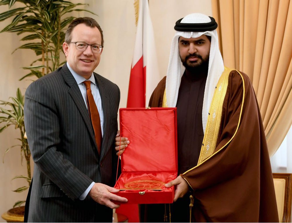 سمو الشيخ عيسى بن علي يستقبل السفير الأمريكي 