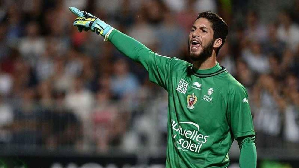 حارس نيس يختار منتخب تونس.. ويتخلى عن "الديوك"