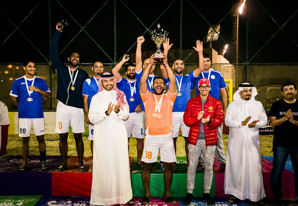 الحورة والقضيبية يتباهى بكأس اليد في بطولة 98.4 للألعاب الشاطئية