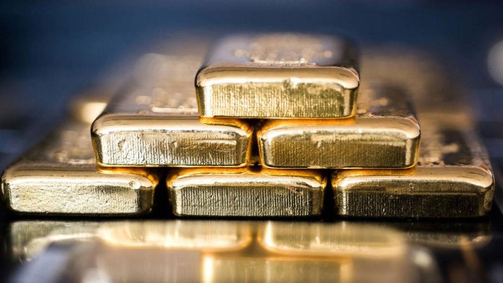 الذهب يرتفع مع تراجع الدولار بفعل قرار ترمب فرض رسوم