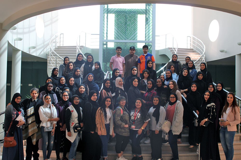 طلاب جامعة البحرين الطبية يزورون صرح الميثاق الوطني