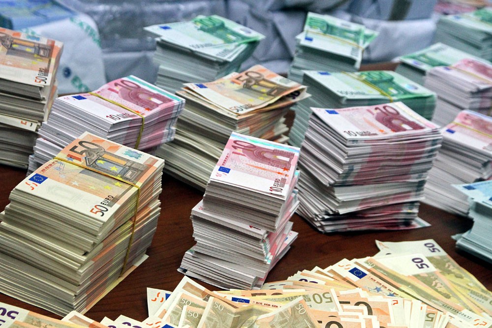 صعود اليمين في ايطاليا يرفع الذهب وينزل باليورو
