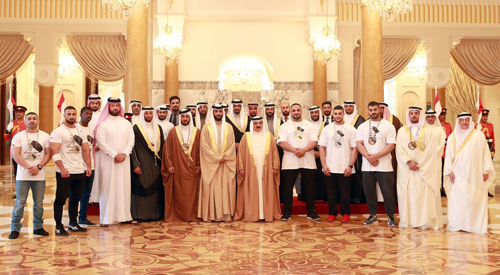 بالصور - جلالة الملك المفدى يشيد بجهود سمو الشيخ خالد بن حمد في انجاح بطولة أقوى رجل بحريني