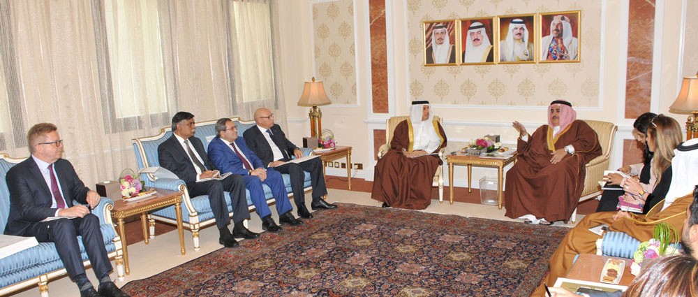 وزير الخارجية يستقبل السفراء لدى البحرين