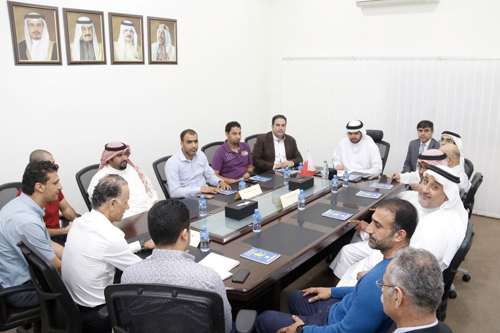 عيسى بن علي يطلع على تقرير مشاركة أحمر السلة في التصفيات الآسيوية 