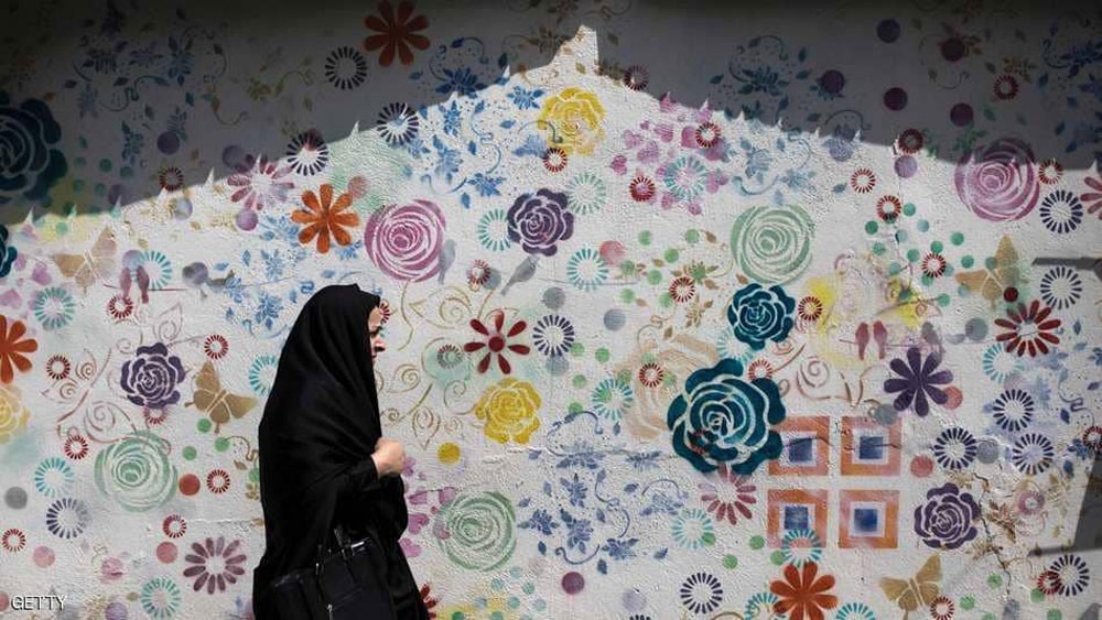إيران.. السجن عامين لسيدة "نزعت حجابها"