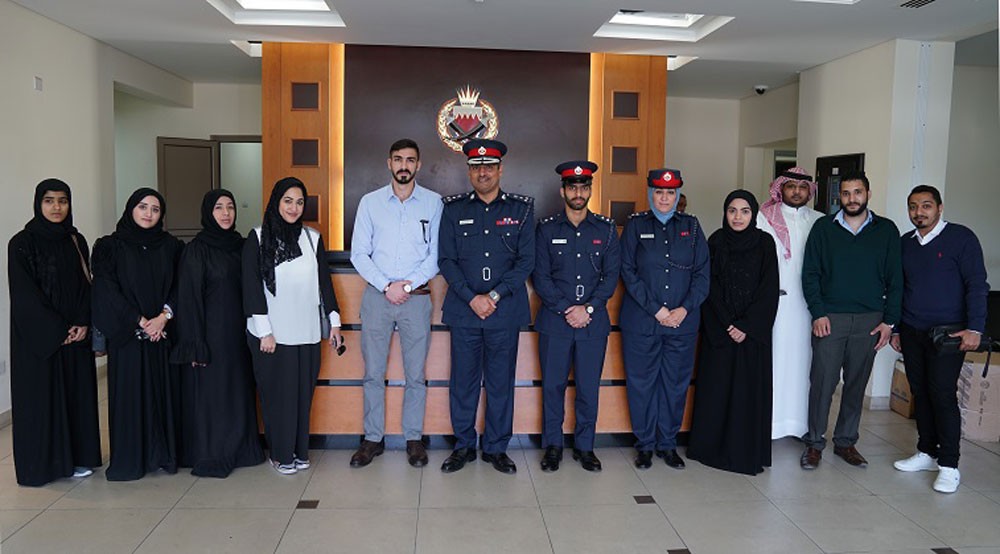 مدير شرطة المحرق يعرض خدمات الشرطة