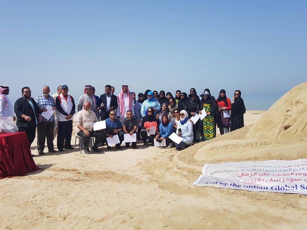 "التربية" تختتم ورشة النحت على الرمال للمعلمين بإشراف نحات عالمي