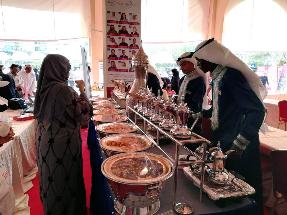 كتل توفر الشاي والقهوة والحلوى للناخبين