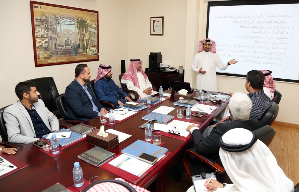محافظة العاصمة تواصل تدريب 25 متطوعاً لرصد شكاوى مجمعاتهم السكنية عبر تطبيق "عاصمتي" 