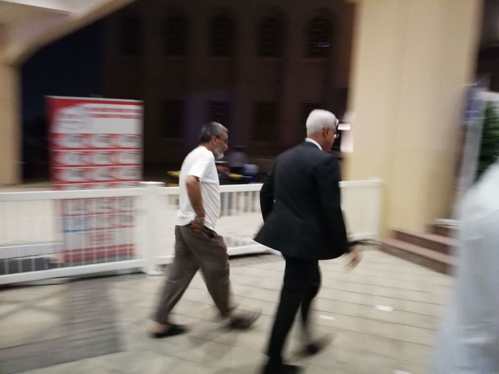 ناخبون يتحدثون عن وجود موظفين يوجهون لناخبين للتصويت لمرشحين بعينهم
