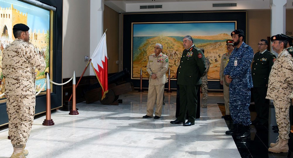 رئيس الأركان الأردني يزور المتحف العسكري لقوة الدفاع