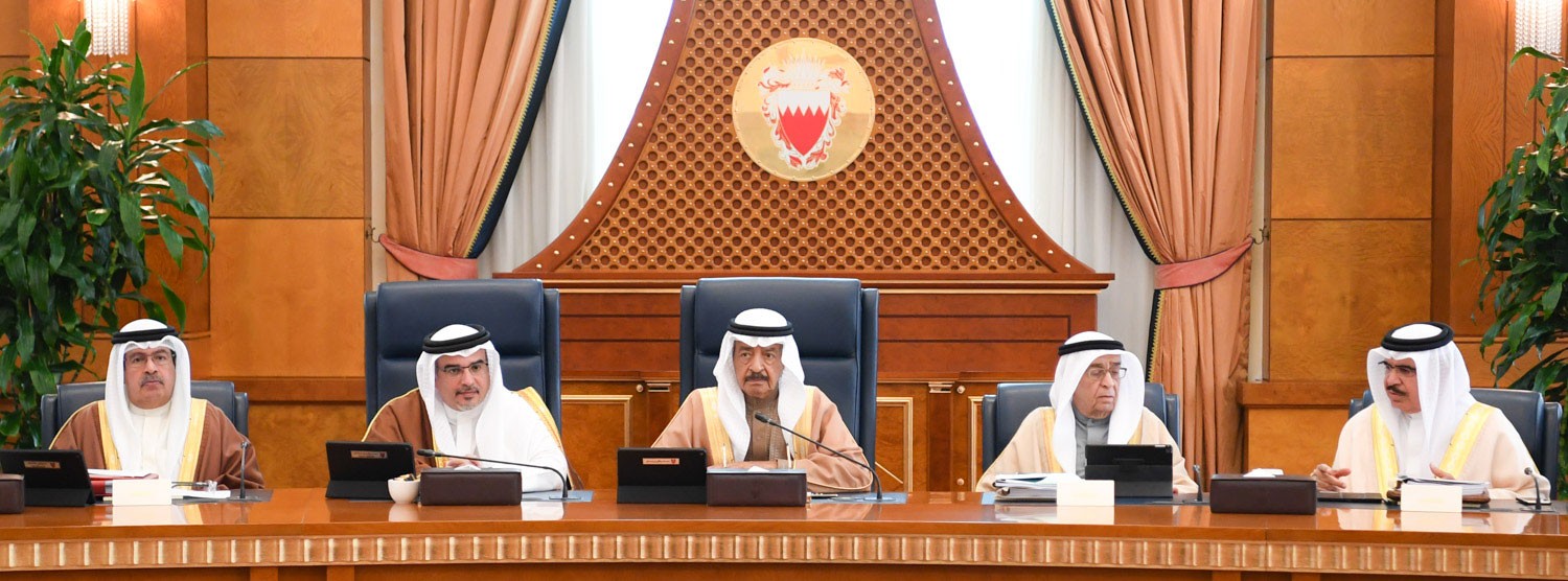 رئيس الوزراء يكلف اللجنة الوزارية للإعمار والبنية التحتية بدراسة 11 مشروعاً بالجنوبية