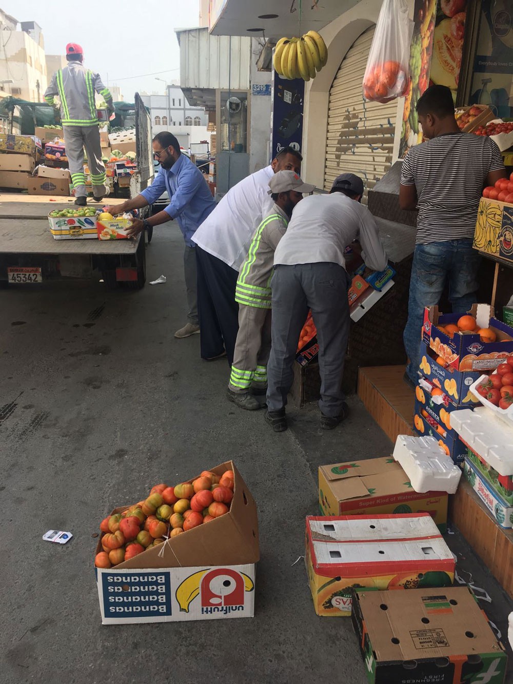 بلدية المحرق: حملة لإزالة إشغالات الطرق في المحرق وقلالي والدير وسماهيج