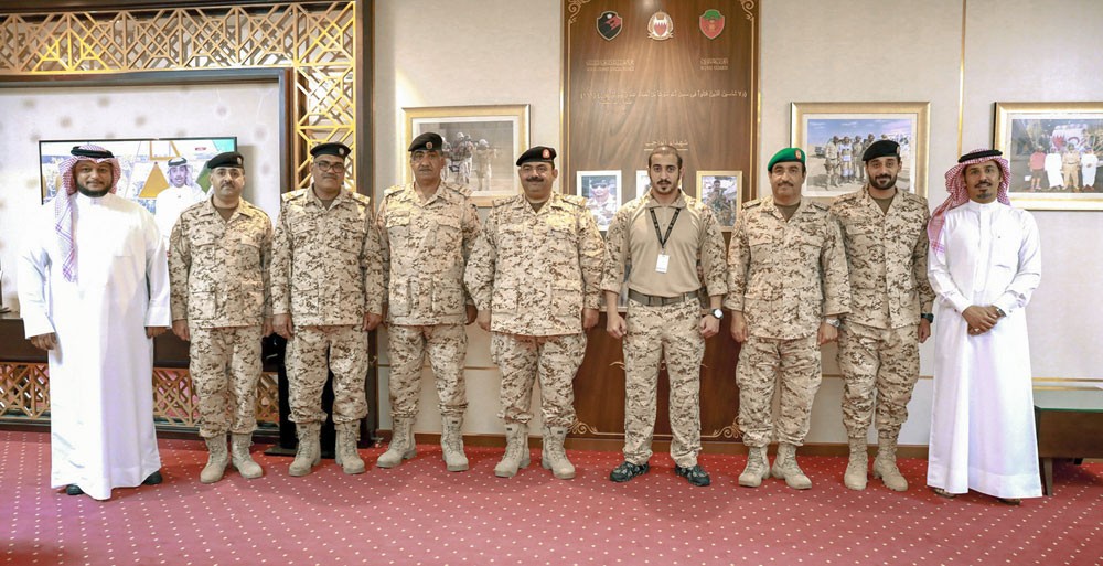 خالد بن حمد يستقبل فريق تجديد الآليات العسكرية بقوة دفاع البحرين