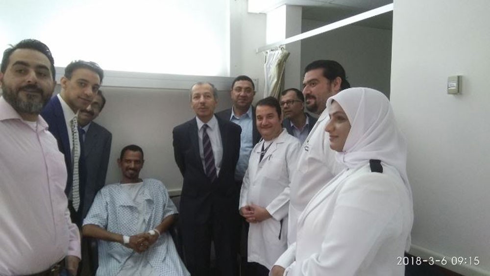 د.العوضي يقوم بزيارة تفقدية لمرضى أجروا عمليات زراعة الكلى